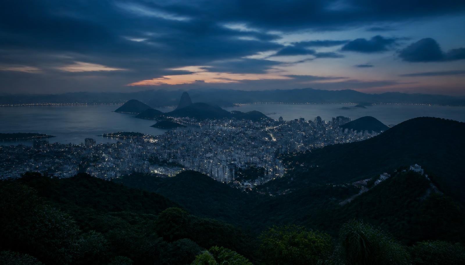 Vista da cidade ao anoitecer