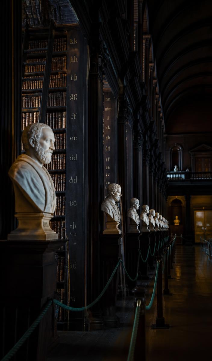 Galeria de bustos em biblioteca jurídica histórica